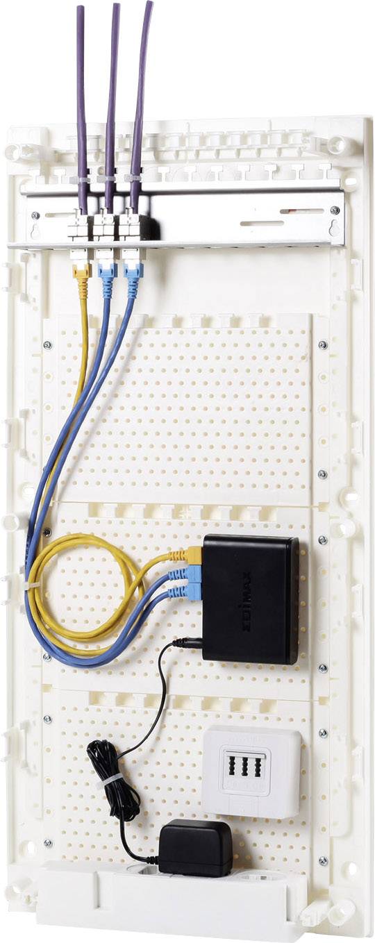 Een verdeelkast toont een gestructureerde netwerbekabeling met kabels in verschillende kleuren, aangesloten op een telecommunicatiemodule.