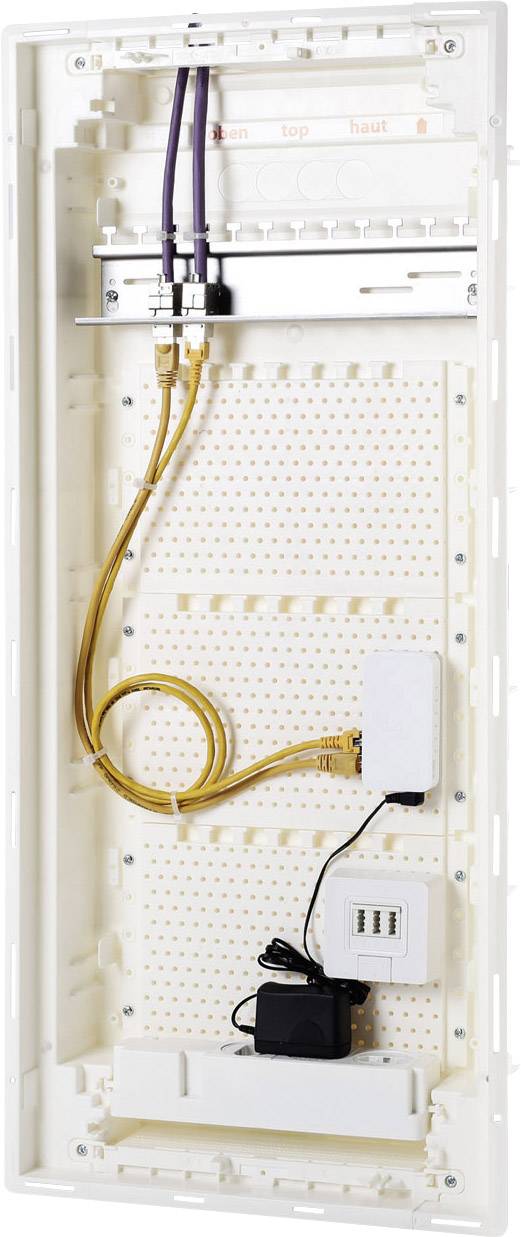 Een open elektriciteitskast met kabels en elektronische componenten. Bovenaan zijn twee paarse kabels verbonden, en verderop bevindt zich een modem.