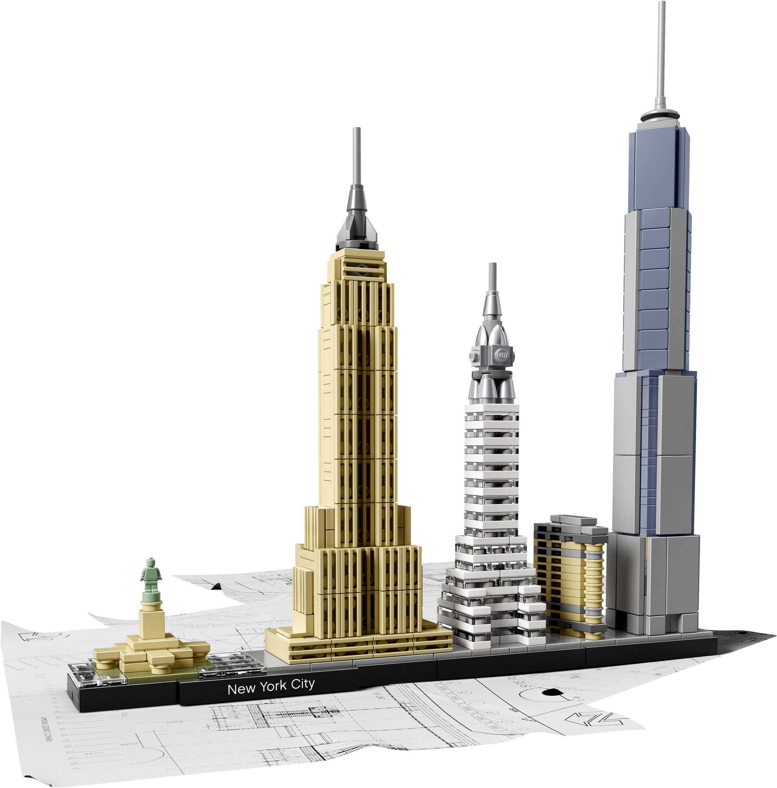 De afbeelding toont een LEGO-set met bekende gebouwen van New York City, waaronder het Vrijheidsbeeld, het Chrysler Building en One World Trade Center.