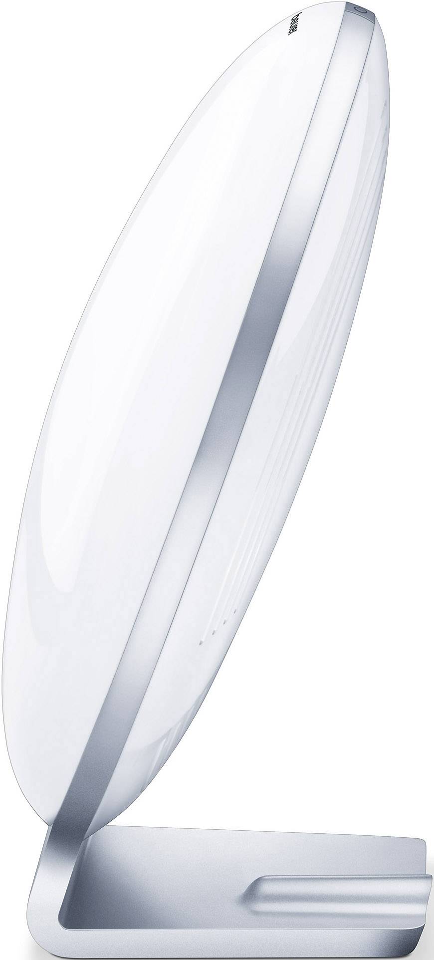 Zijaanzicht van een moderne waterkoker in wit en zilver. Het ontwerp is smal en minimalistisch.