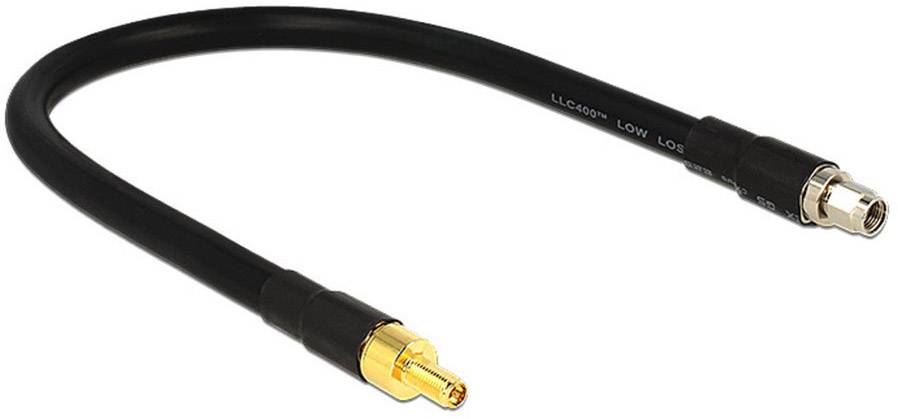 Een coaxkabel met twee connectoren: links een goudkleurige en rechts een zilverkleurige connector. De kabel is zwart en flexibel.