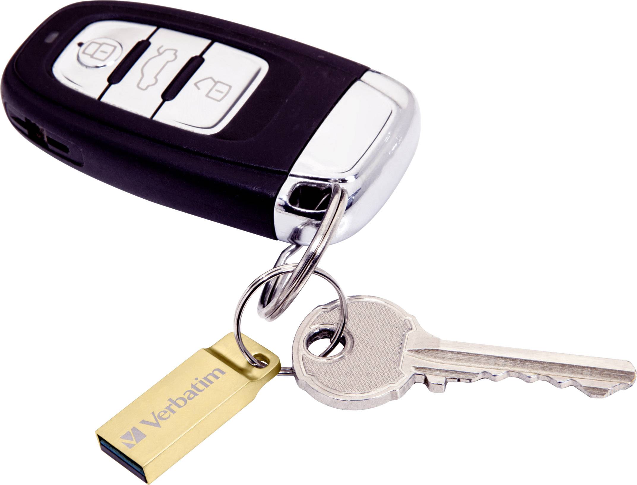 Een autosleutel met drie knoppen hangt aan een sleutelbos met een zilveren sleutel en een gele USB-stick van Verbatim.