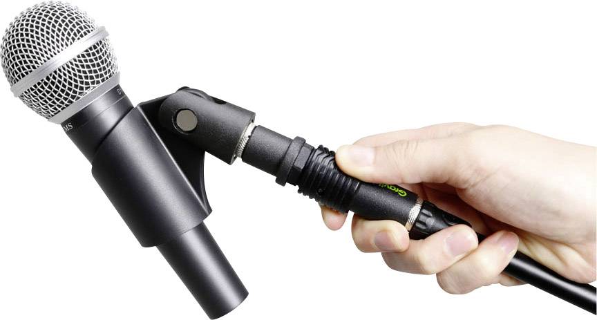 Een hand houdt een microfoon aan een standaard, klaar voor gebruik.