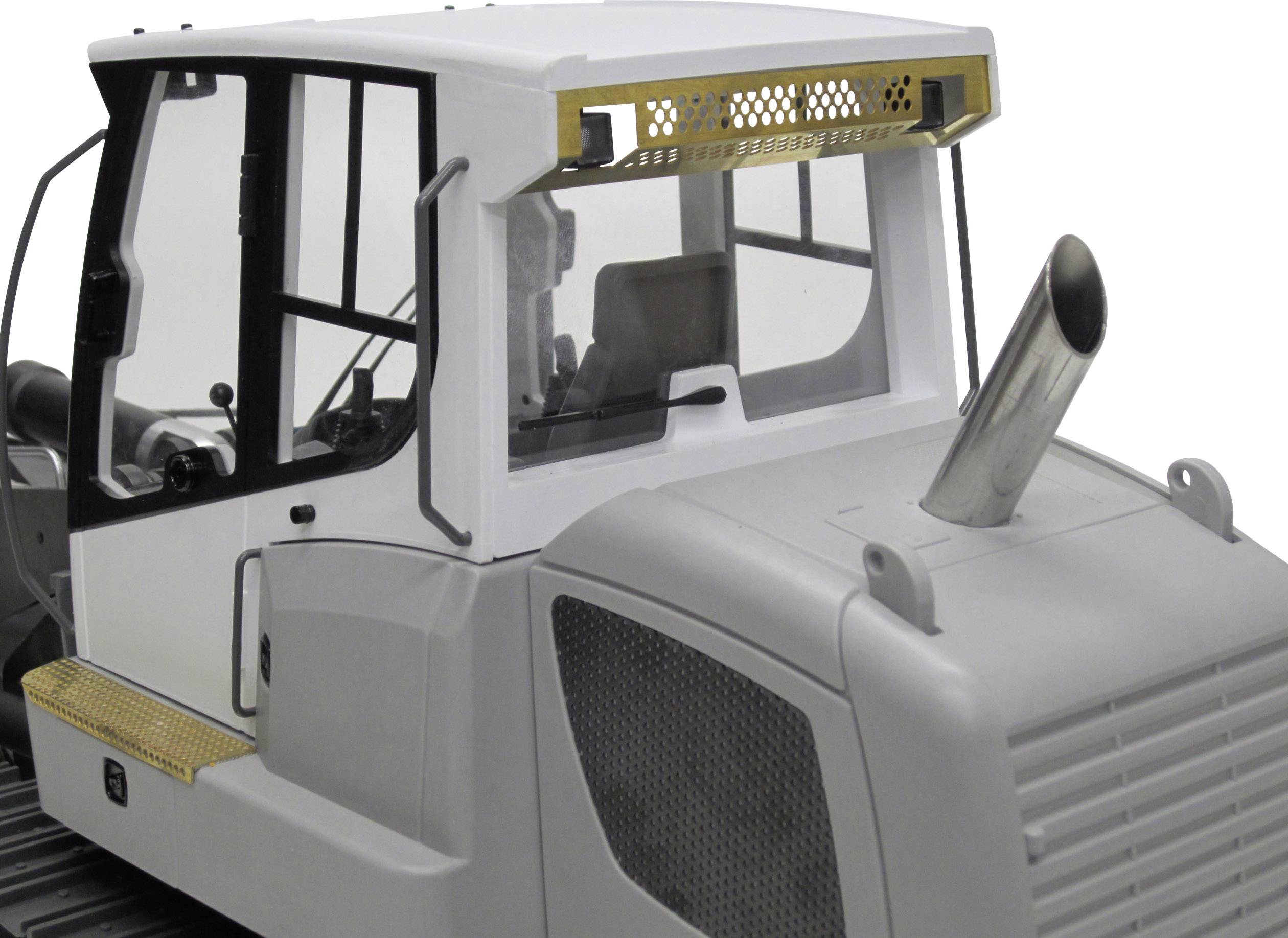 Een grijze graafmachine met een schuine uitlaatpijp en een afgesloten cabine staat op een bouwterrein.