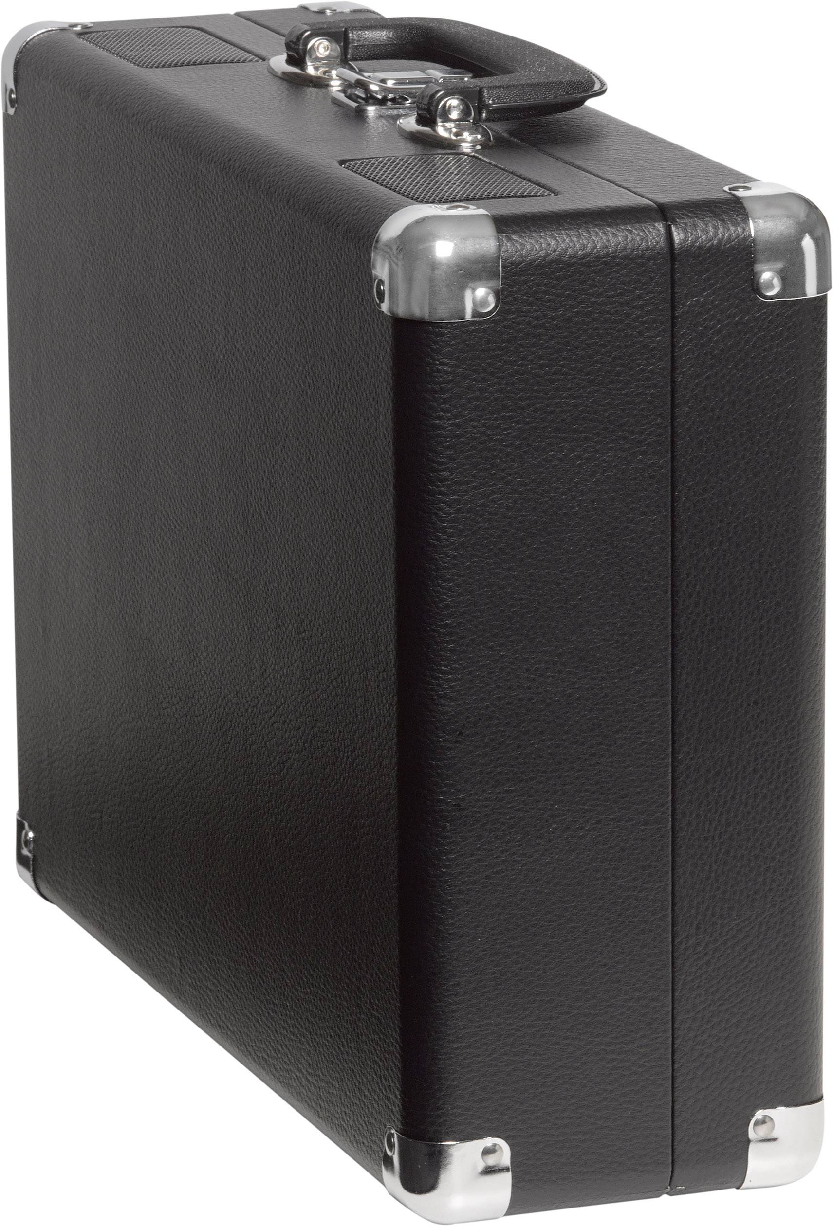 Zwarte aktetas, rechtop staand, met zilveren metalen hoeken en handvat, op een witte achtergrond.