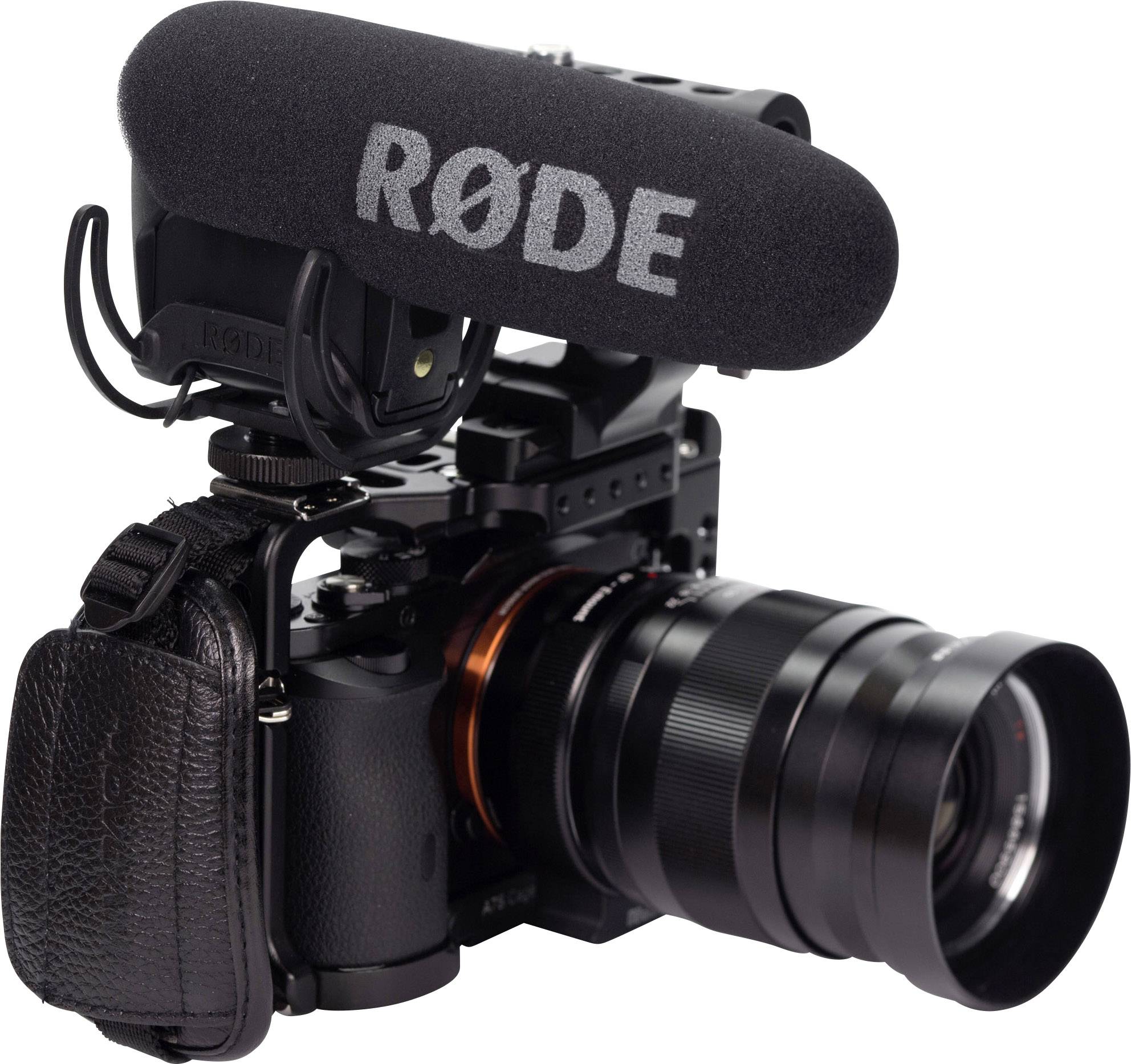 Een camera met een extern microfoon gemonteerd. Op het microfoon staat 'RØDE'.