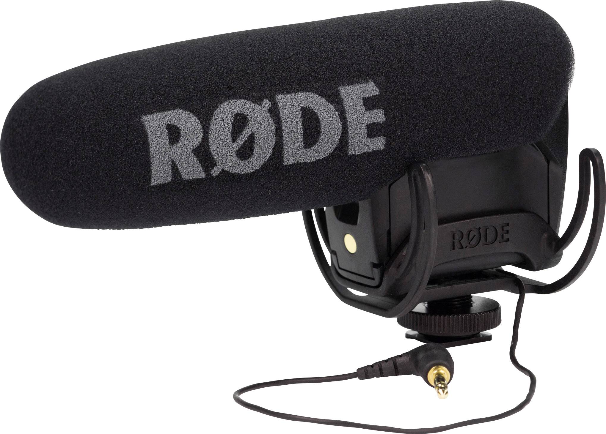 Een zwarte richtmicrofoon van RØDE, gemonteerd in een schokdemper, met een kabelaansluiting onderaan.