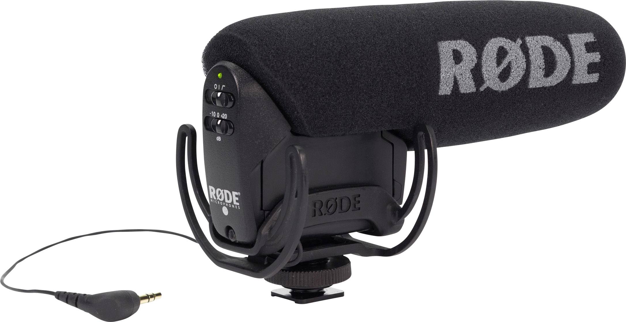 Een zwarte richtmicrofoon van het merk RØDE, zijaanzicht, met windkap en een aux-kabel voor audio-weergave.