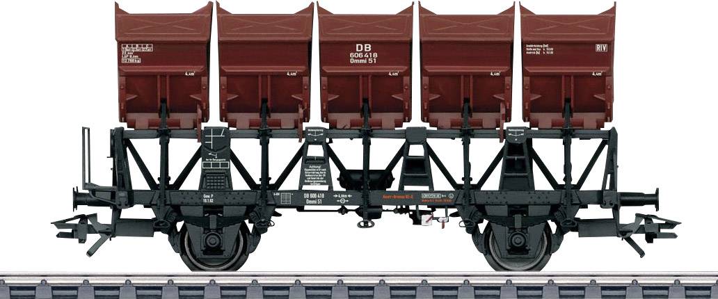 Goederenwagon met rode stortbakken op een spoor, waarschijnlijk geschikt voor het vervoer van bulkmateriaal zoals kolen of erts.