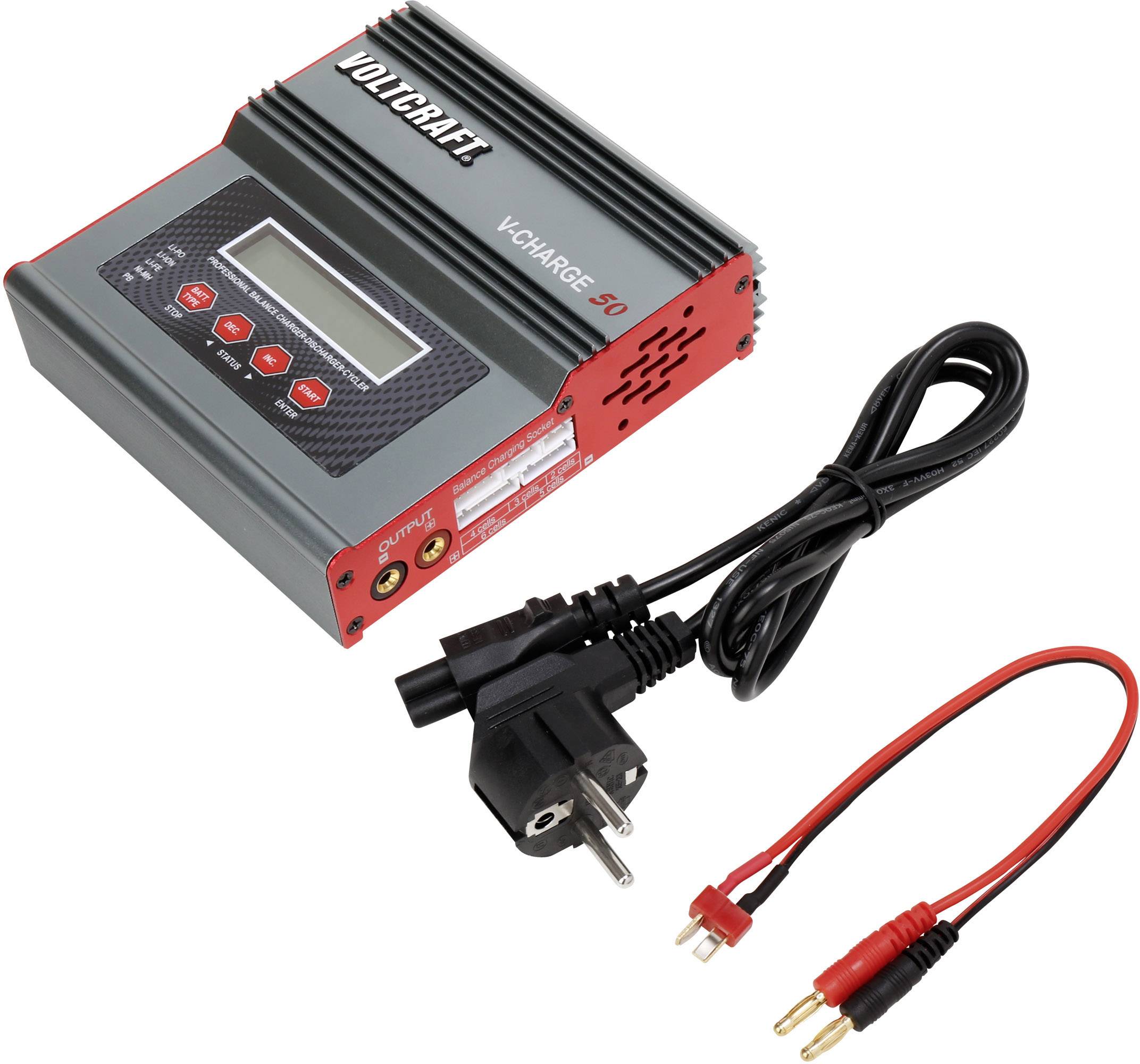 Een batterijlader met display en bedieningsknoppen. Ernaast twee kabels: een met een stekker en een met twee krokodillenklemmen.