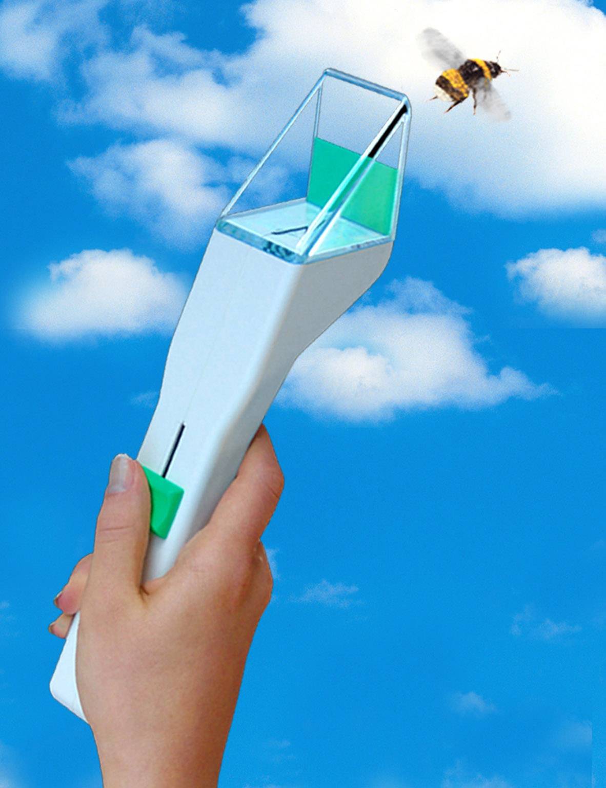 Een hand houdt een apparaat vast met een groene knop en een klein kastje, terwijl een bij boven in de lucht vliegt.