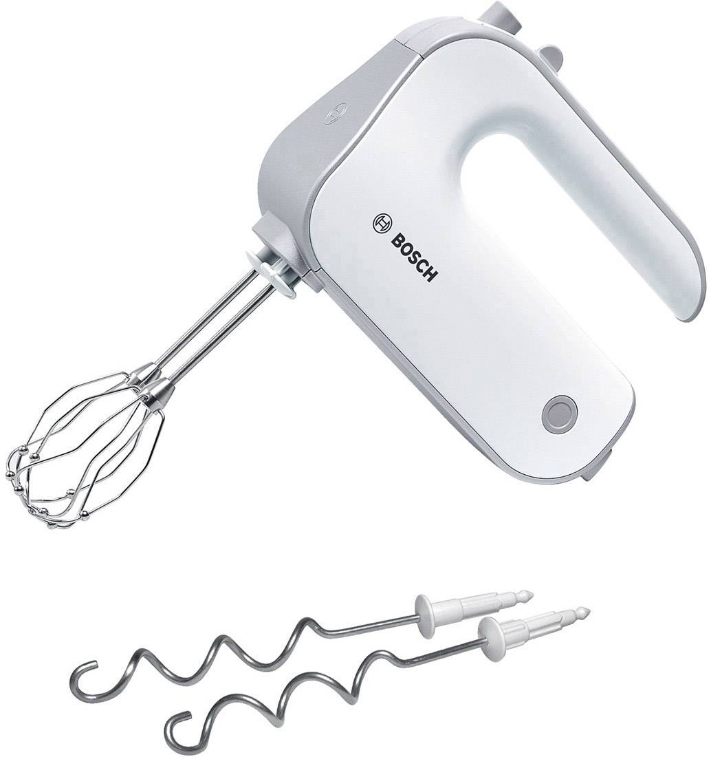 Een witte handmixer met een gardopzetstuk, tevens voorzien van twee deeghaken. Ideaal voor het mengen en kneden van deeg.