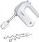 Een witte handmixer met een gardopzetstuk, tevens voorzien van twee deeghaken. Ideaal voor het mengen en kneden van deeg.