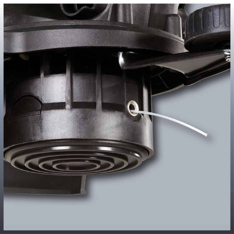 Close-up van een grastrimmerkop met een zichtbare draad die uit de behuizing steekt.