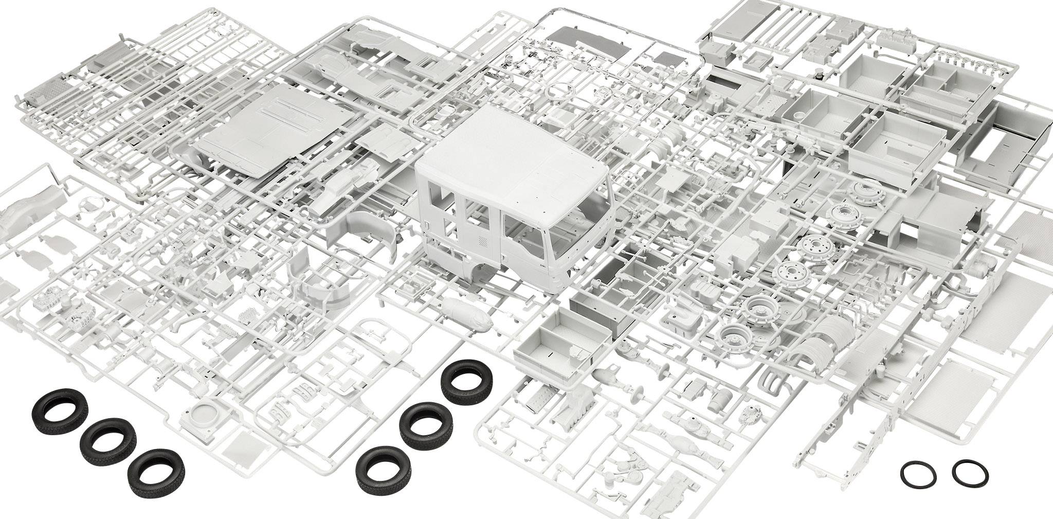 Onderdelen van een plastic automodelbouwpakket, uitgespreid op een oppervlak. Bevat carrosserie, wielen en diverse onderdelen.