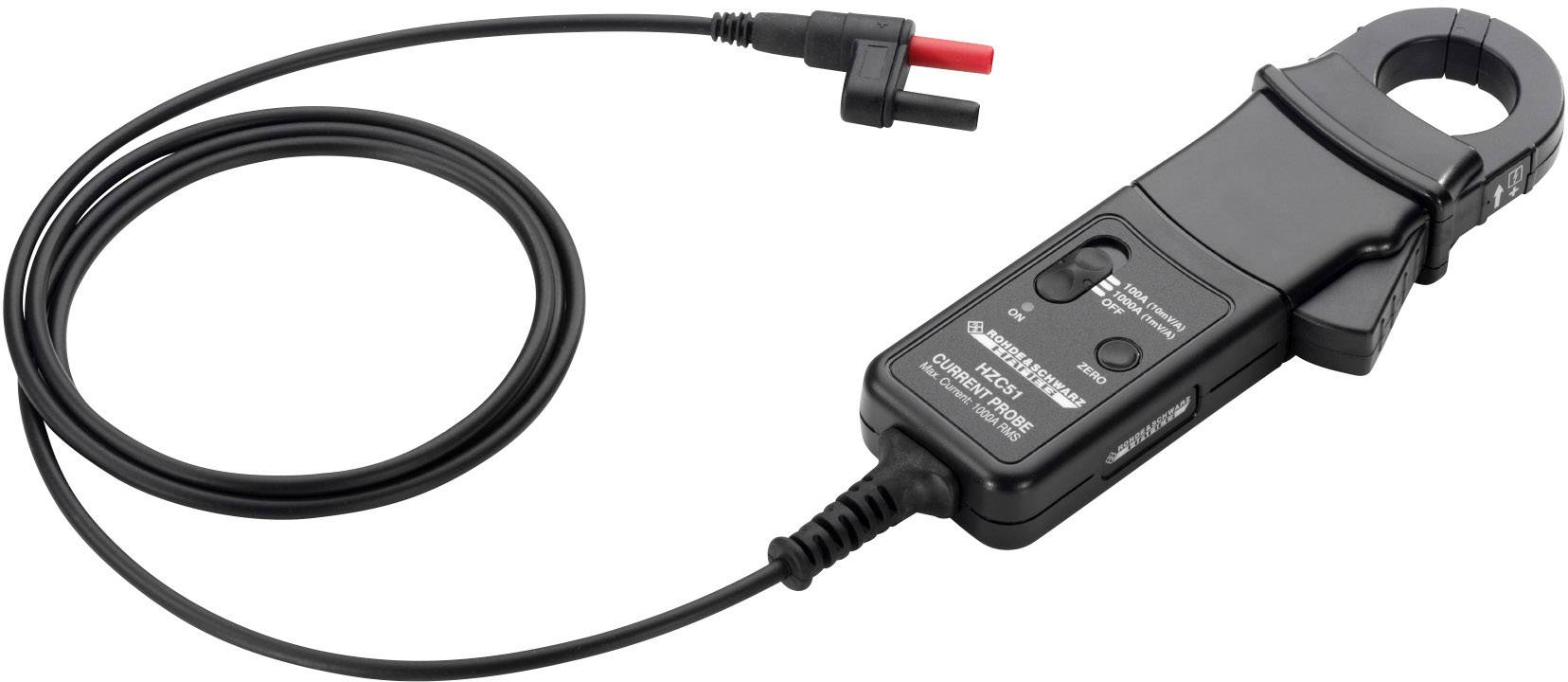 Een zwarte stroomtang met kabel en twee aansluitstekkers, voor het meten van elektrische stromen zonder direct contactpunt met de geleider.