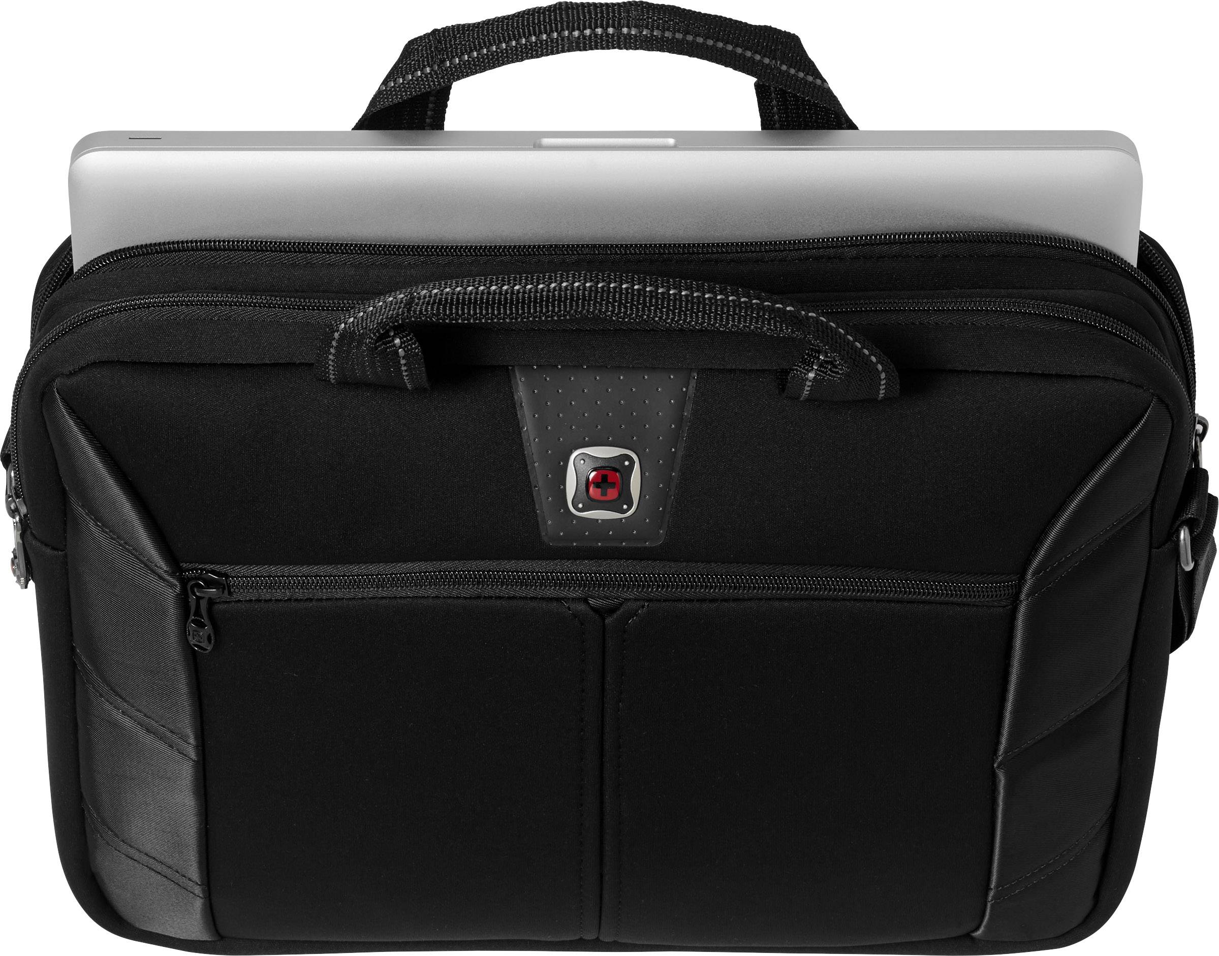 Een zwarte laptoptas met een laptop die bovenuit steekt. De tas heeft twee hoofdvakken en draaghandvatten.
