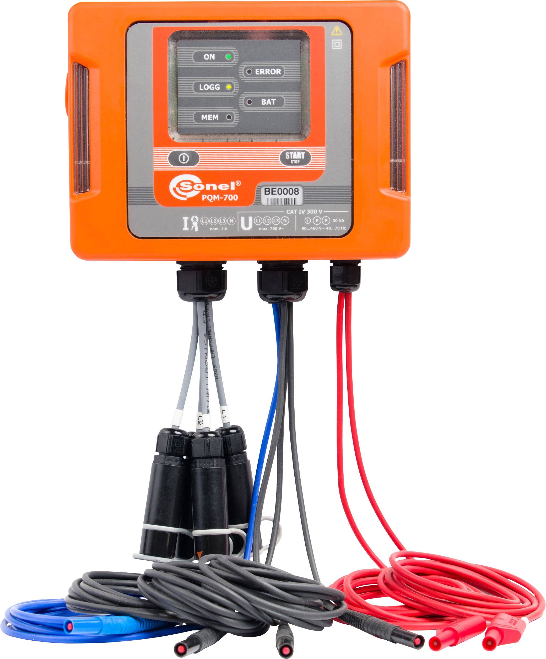 Een oranje elektromeetapparaat met een digitaal display en meerdere kabels, gebruikt voor het controleren van stroomsterktes en spanning.