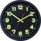 Een analoge wandklok toont 10:10 uur. De cijfers en wijzers zijn felgeel op een zwarte wijzerplaat.