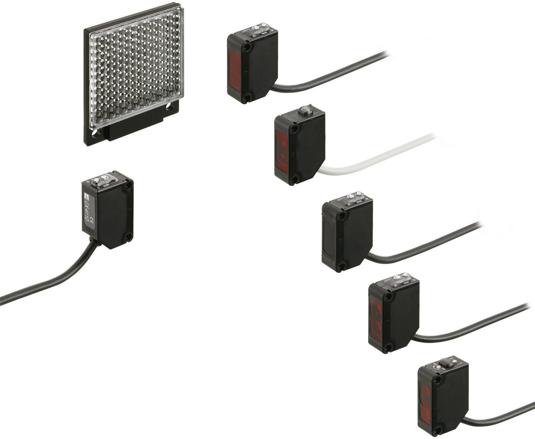 Zes rechthoekige sensoren met kabels, gericht op een reflecterende oppervlakte, vermoedelijk voor een geautomatiseerd detectiesysteem.