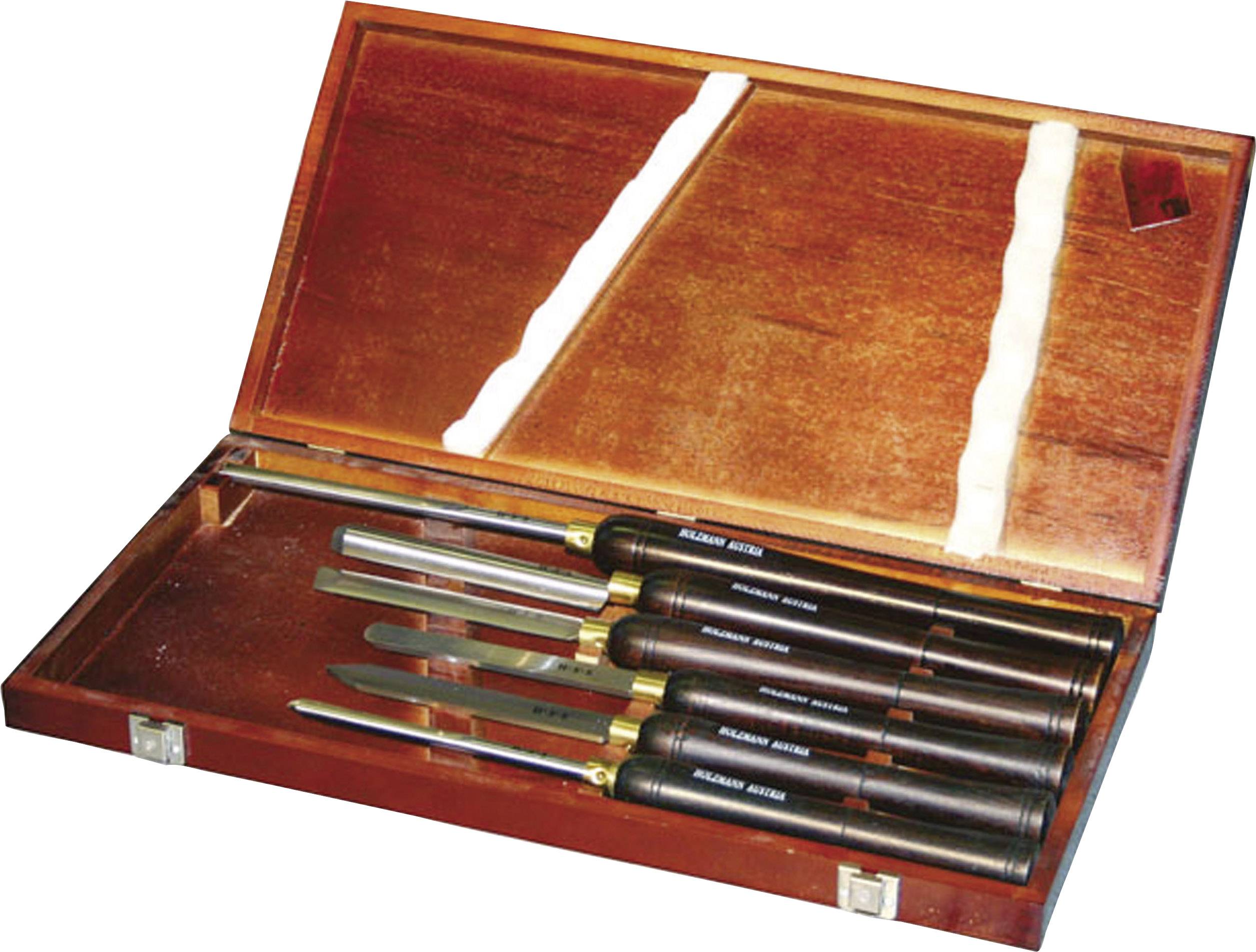 Een houten kist met zes verschillende steekbeitels, de handgrepen zijn donker en de messen glanzen.