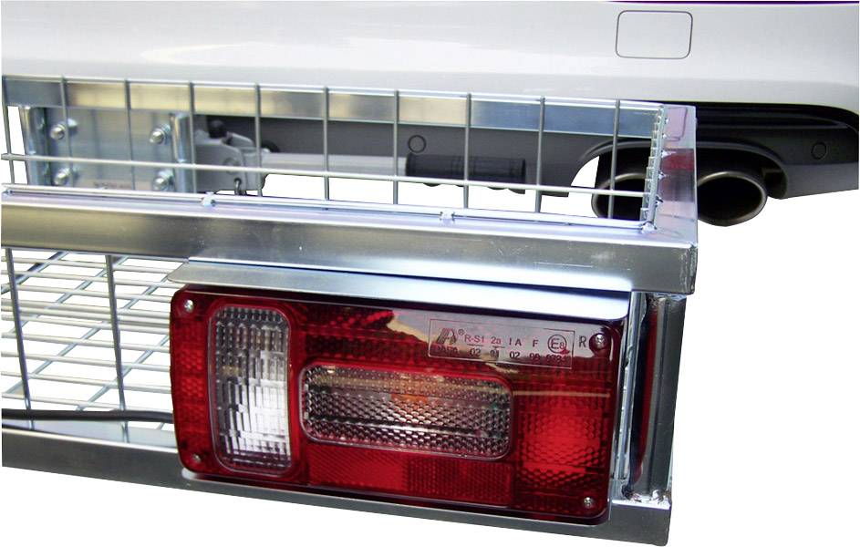 Rood-wit achterlicht van een voertuig, gemonteerd in een metalen frame met rooster, aan de achterkant van een aanhanger.