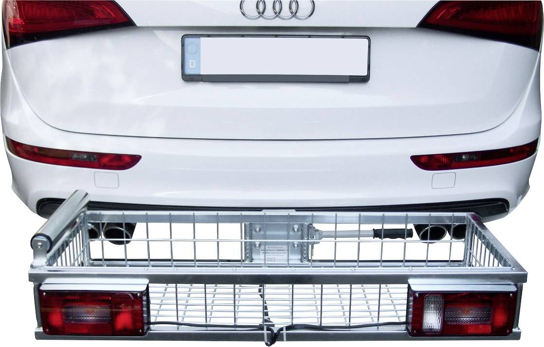 Een auto van achteren gezien met een open kofferbak. Een lege metalen mand is bevestigd aan de trekhaak, klaar om te worden geladen.