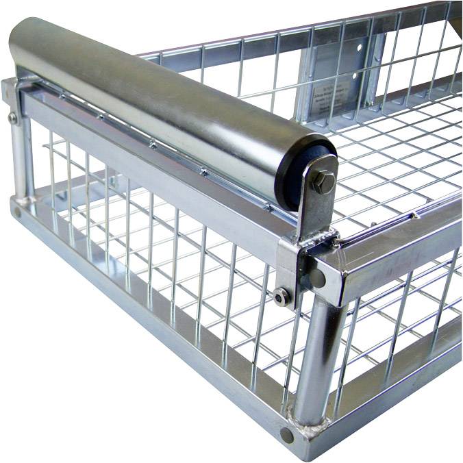 Een metalen mand met wielen, geschikt voor opslag of transport van voorwerpen. Rechthoekige vorm met roosterstructuur.