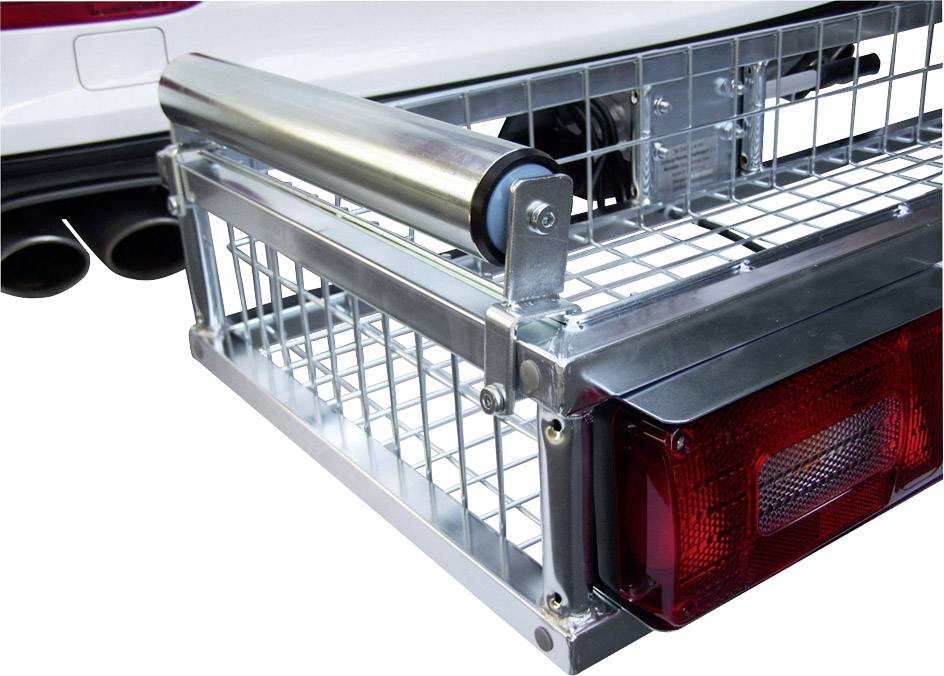 Een verzinkte bagagedrager met wielen en achterlicht, gemonteerd aan een voertuig. Hij wordt gebruikt voor het vervoeren van extra bagage.