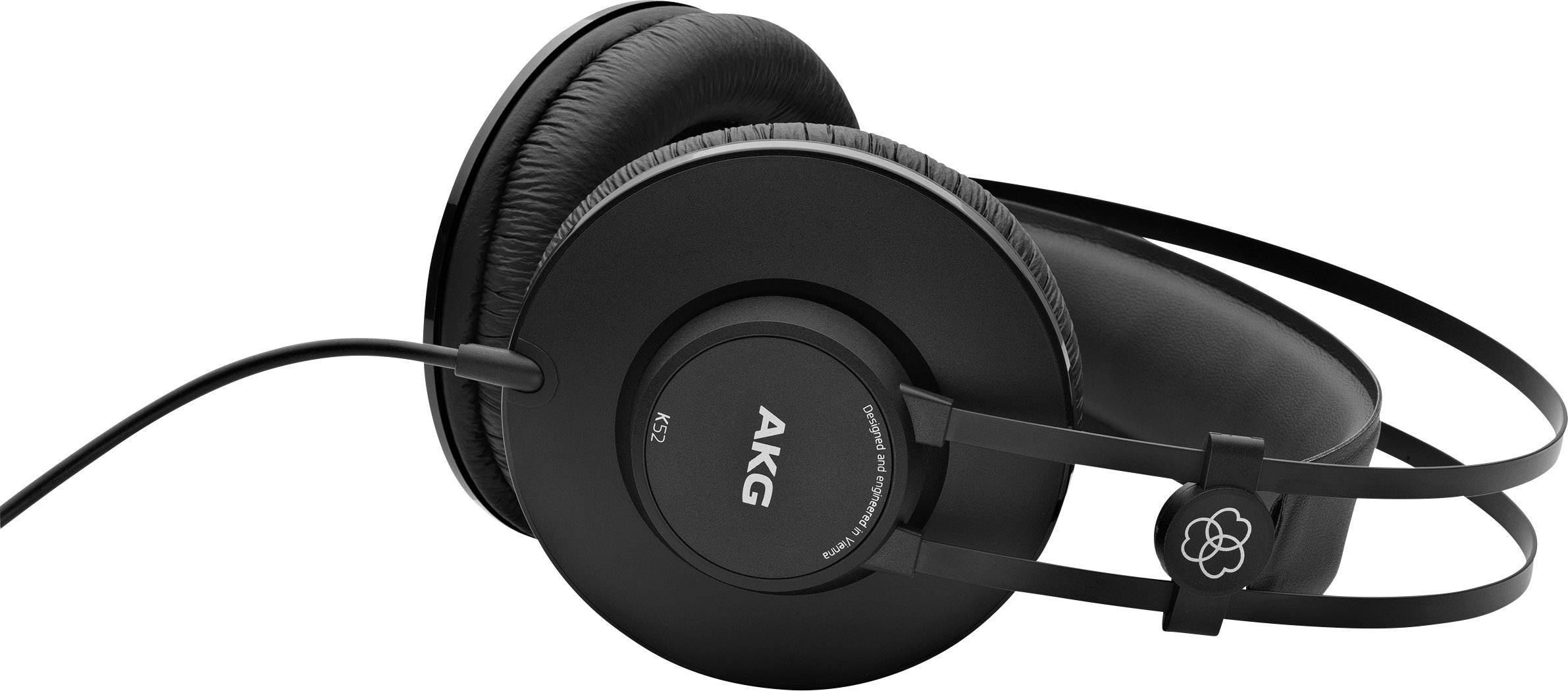Zwarte over-ear koptelefoon van het merk AKG, model K52, met gewatteerde oorschelpen en verstelbare hoofdband op witte achtergrond.