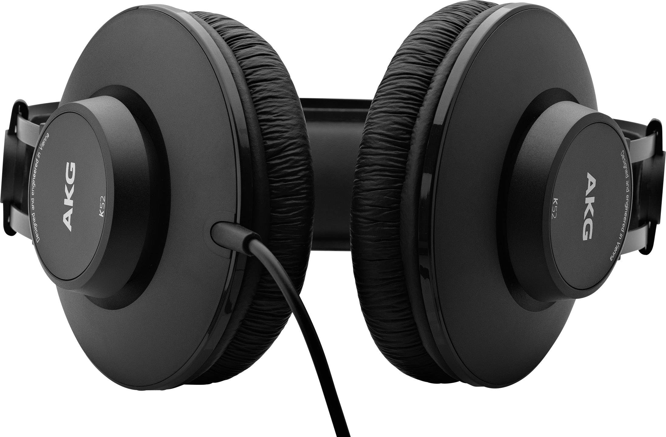 Zwarte over-ear koptelefoon van het merk AKG, model K52, met gewatteerde oorschelpen en een kabel aan de linkerkant.