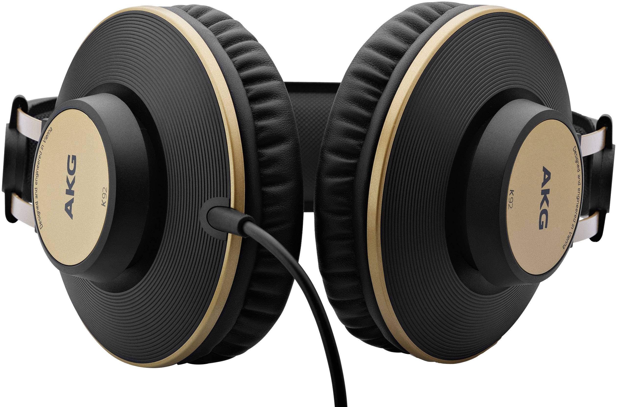 Zwarte over-ear koptelefoon met gouden accenten en het 'AKG' logo. Ze zijn gesloten en hebben een kabel voor aansluiting.
