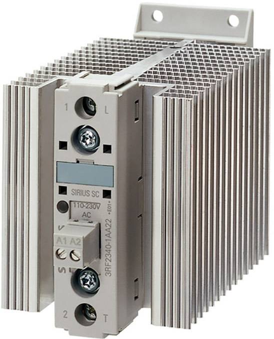 Een grijs elektrisch schakeltoestel met koelribben, ontworpen voor gebruik met wisselspanning van 110-230V.