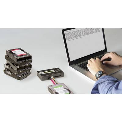 Een persoon werkt aan een laptop naast een stapel harde schijven en een gegevensverwijderingsapparaat. Gegevensverwijdering wordt weergegeven op een scherm.