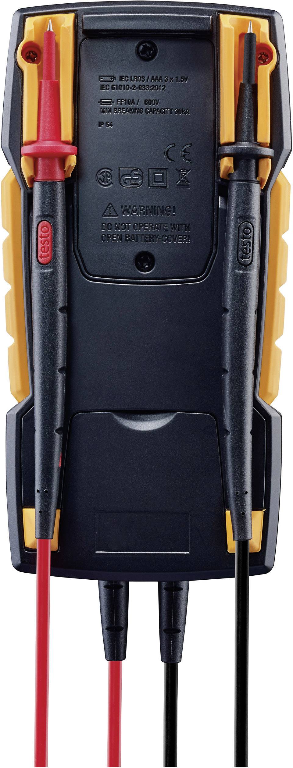 Een digitale multimeter in geel-zwart met twee meetpennen, rood en zwart, die aan de achterkant zijn bevestigd.