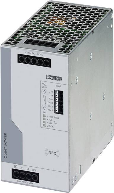 Voedingseenheid met merk en modelnummer. Toont in- en uitgangen evenals NFC-symbool. Behuizing van metaal met ventilatiesleuven bovenaan.
