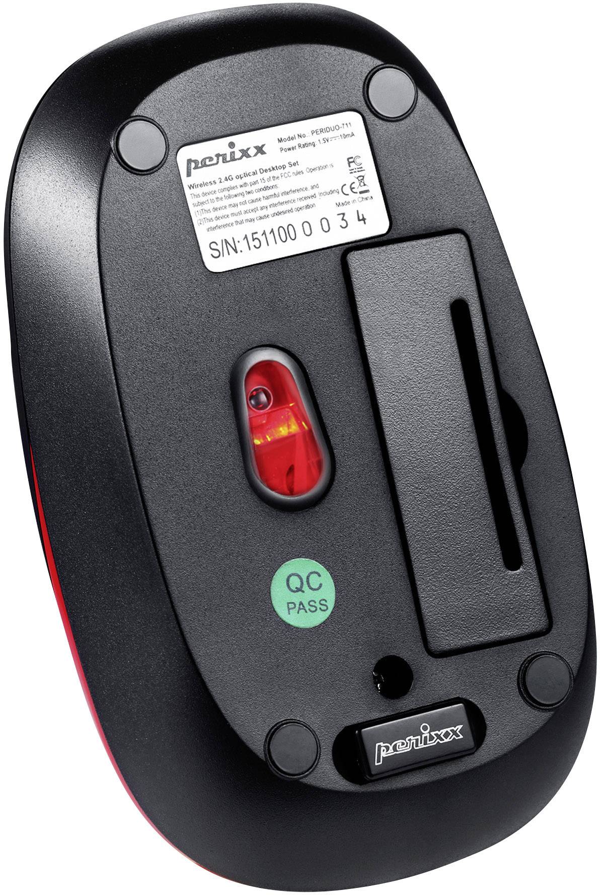 Draadloze computermuis van onderen, toont het model, het serienummer en de infraroodsensor.