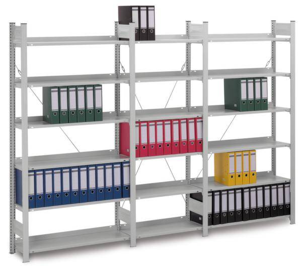 Een groot, wit rek vol kleurrijke mappen: blauw, rood, groen, geel en zwart. Het staat in een kantoor of werkkamer.