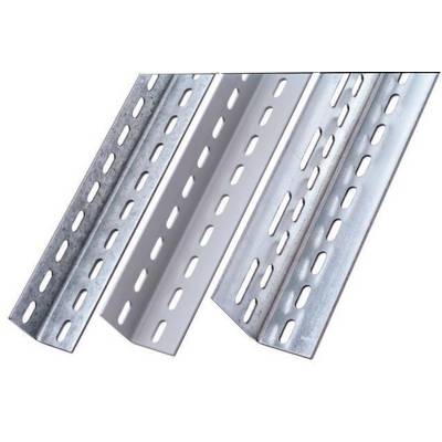 Drie geperforeerde metalen hoeken die kunnen worden gebruikt voor bevestiging of stabilisatie. Ze zijn op verschillende manieren vervormd.