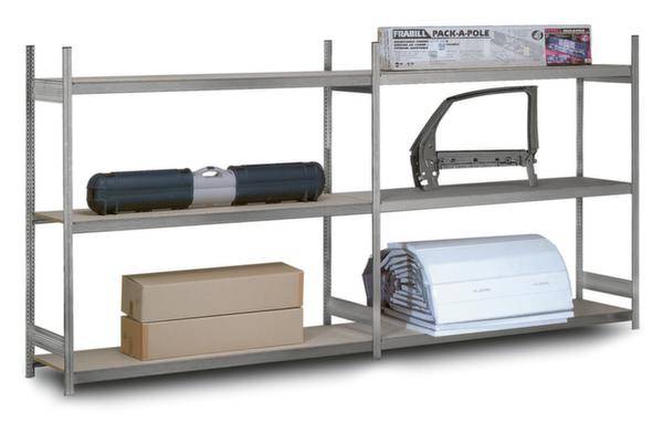 Een metalen rek met meerdere schappen. Op de planken liggen dozen, een lange tas en andere voorwerpen. Rechts in het beeld een doos "Pack-A-Pole".