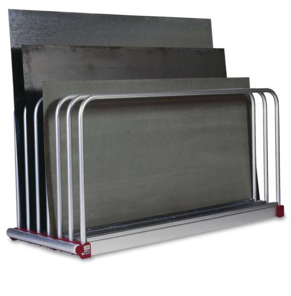 'Rek met meerdere metalen platen in verschillende formaten, gestapeld van groot naar klein, op een stevig metalen frame.'