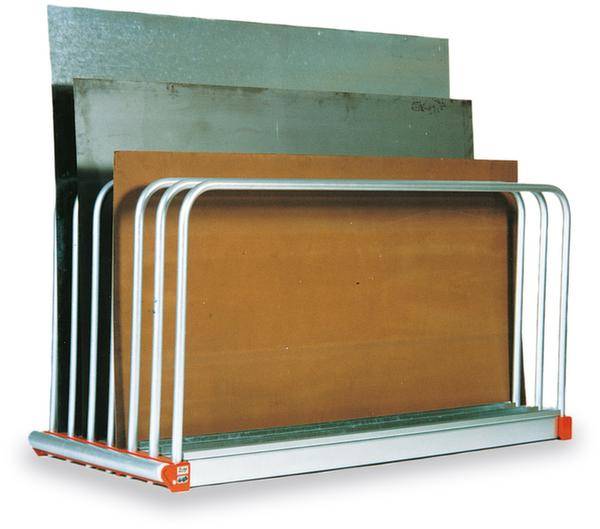 Metalen standaard met meerdere metalen platen van verschillende formaten, rechtop gesorteerd in afzonderlijke secties.