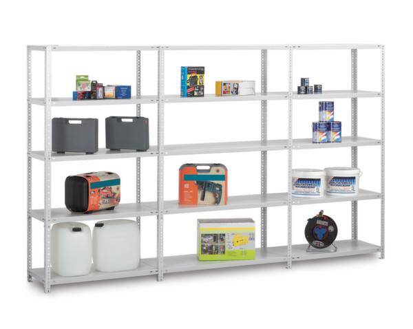 Een groot metalen rek met meerdere schappen, gevuld met verschillende dozen, jerrycans en producten, staat voor een witte achtergrond.