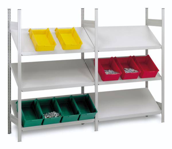 Rek met meerdere vakken waarin zich gele, rode en groene containers bevinden. De containers bevatten verschillende metalen onderdelen.