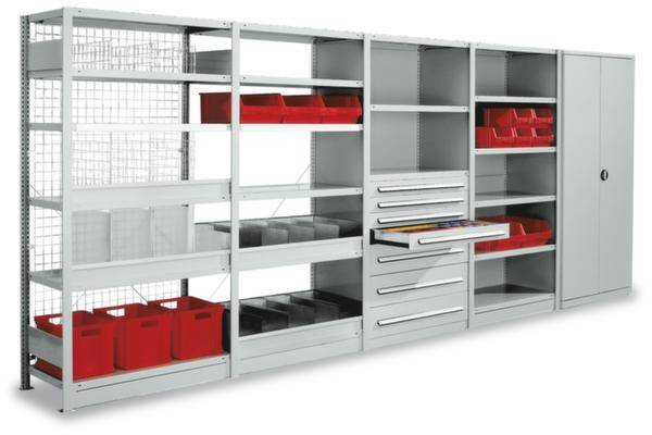 Metalen opslagsysteem met meerdere open en gesloten compartimenten, voorzien van rode bakken en laden, ontworpen voor georganiseerde opslag.