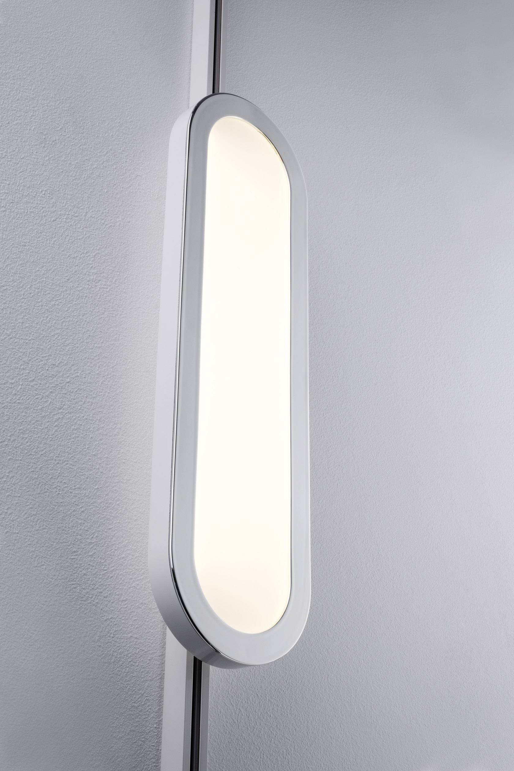 Een aan de muur bevestigd, langwerpig, modern whiteboard met afgeronde hoeken en een witte rand.