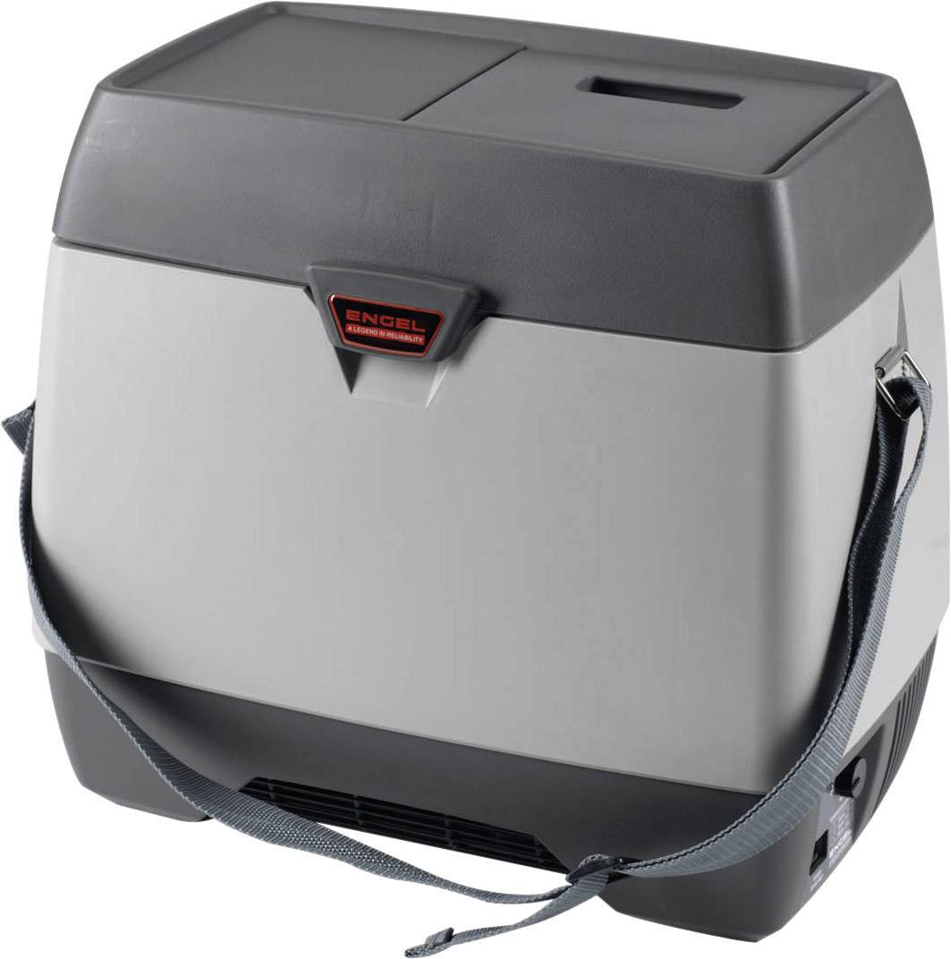Een draagbare, elektrisch aangedreven koelbox met een zwarte deksel, behuizing in grijstinten en een draagriem. Ideaal voor onderweg.