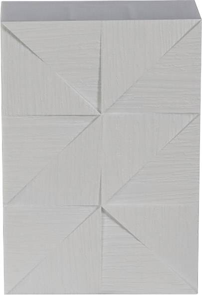 Grijze decoratieve vaas met een geometrisch patroon van kruisende lijnen en reliëfs.