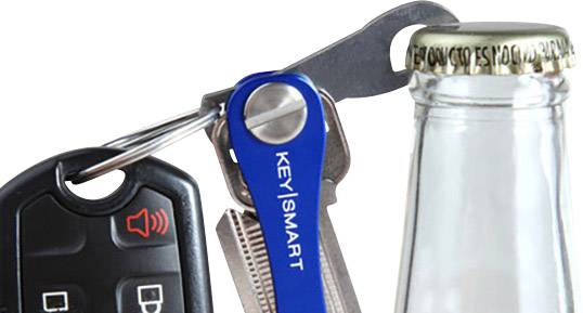 Een sleutelbos met een autosleutel, een blauw multifunctioneel gereedschap en een flesopener die de dop van een fles verwijdert.