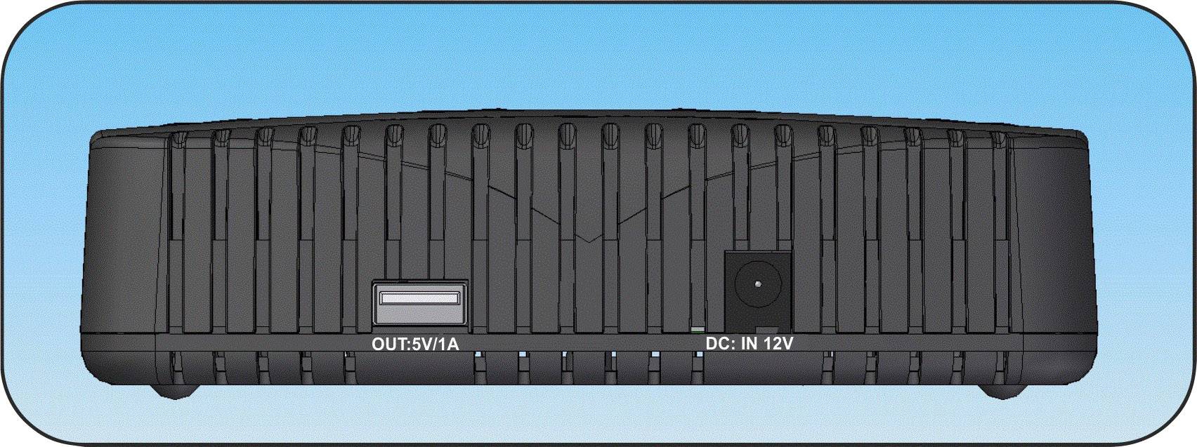 Een zwarte elektronische adapter op een blauwe achtergrond. Zichtbaar zijn een USB-aansluiting met de aanduiding 'OUT: 5V/1A' en een DC-ingang met 'DC: IN 12V'.
